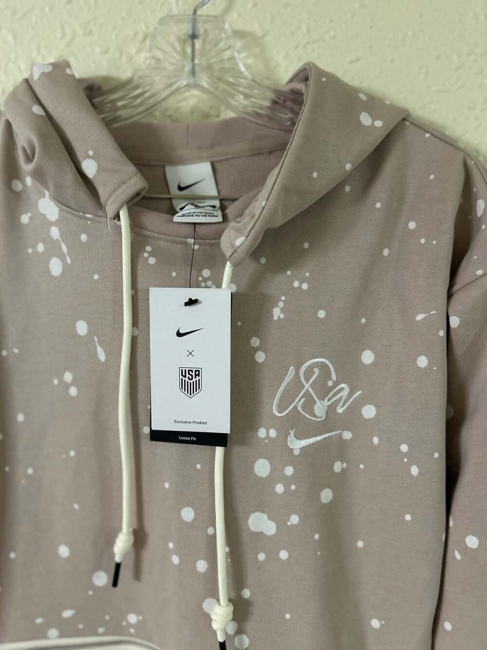 Nike USA Women's Standard Issue Terry Splatter Script Pullover Hoodie - Picture 8 of 8